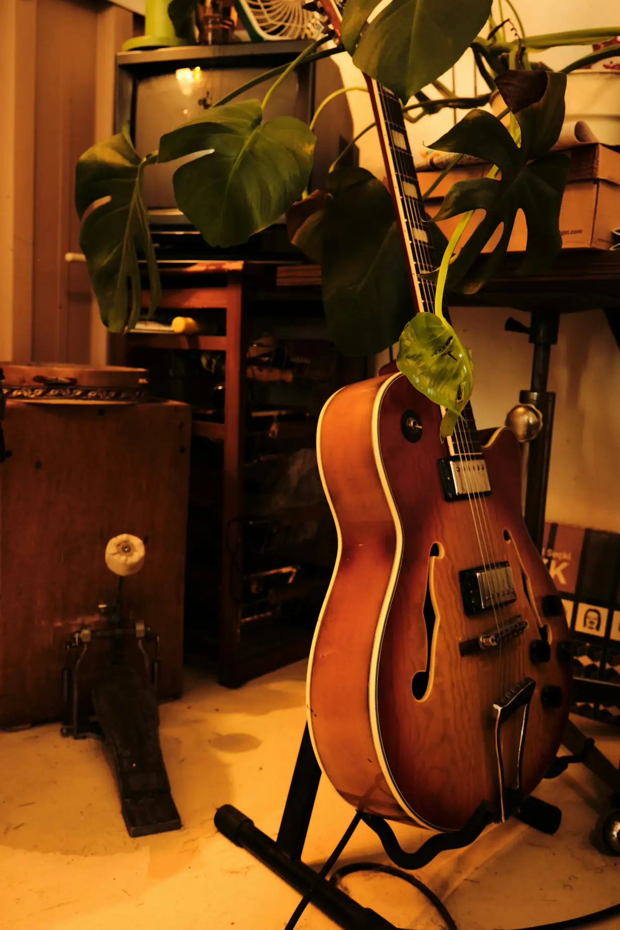 Guitare classique ancienne restaurée