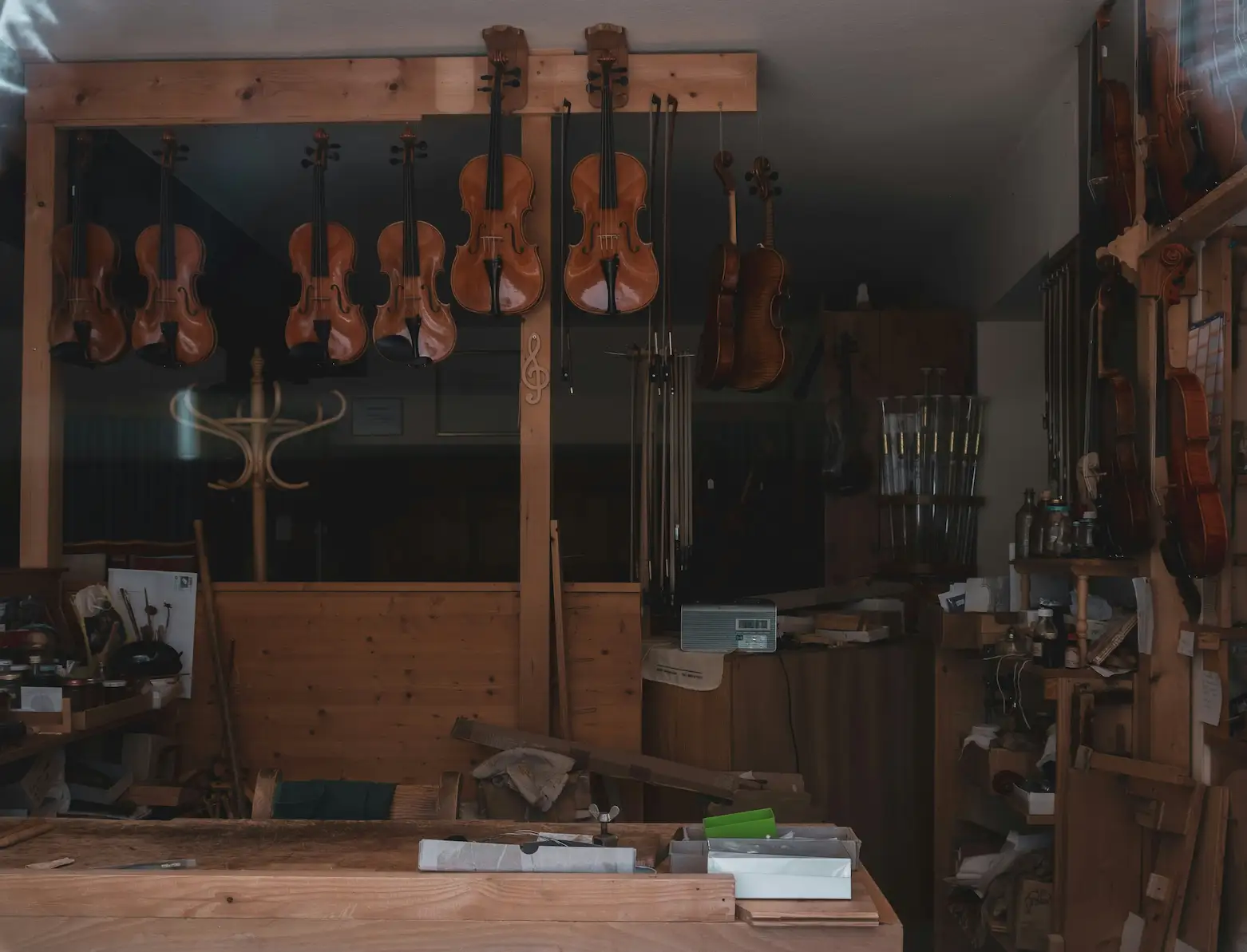 Vue large de l'atelier : établi, outils suspendus, instruments en cours