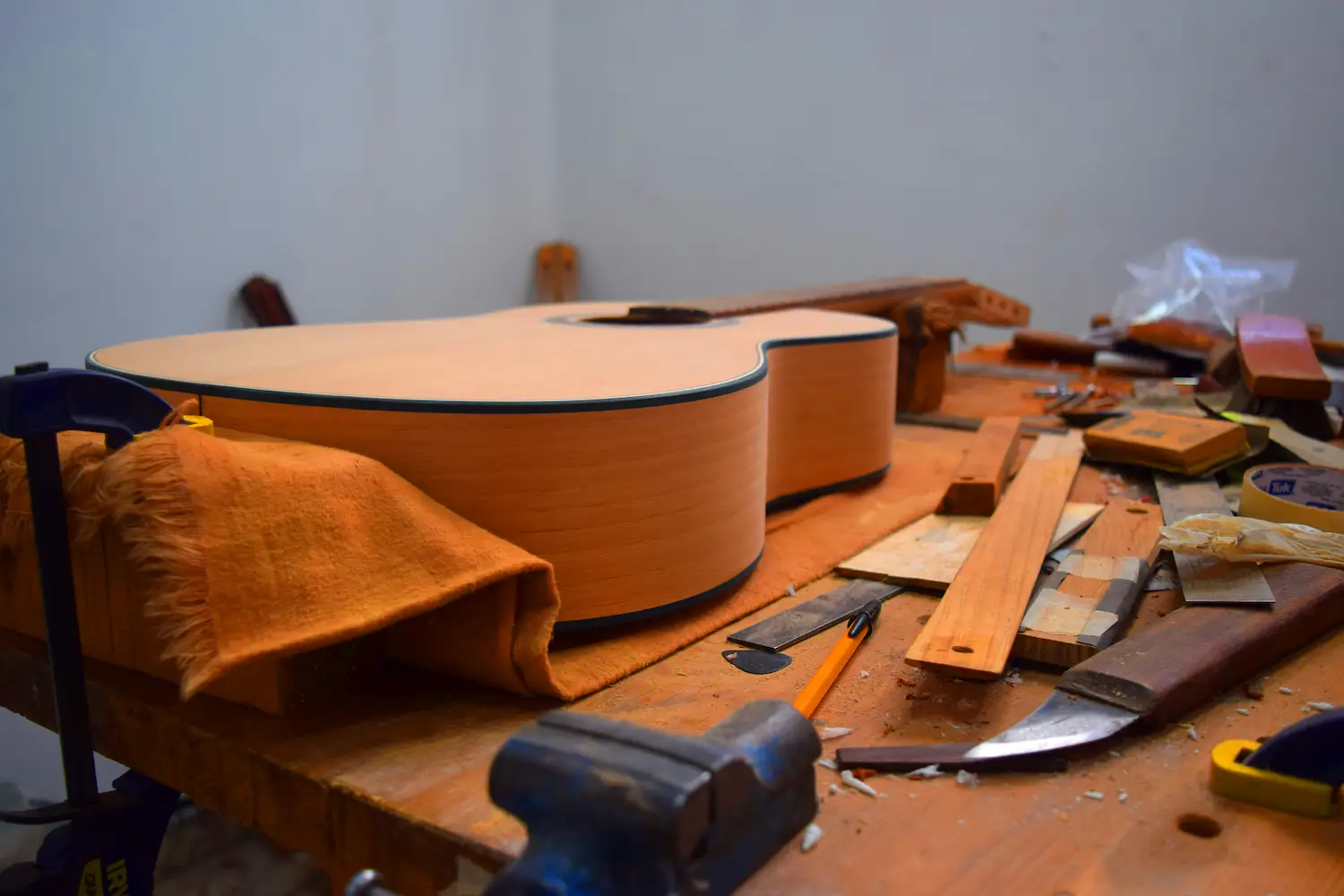 Détail d'un instrument ancien en cours de restauration sur l'établi